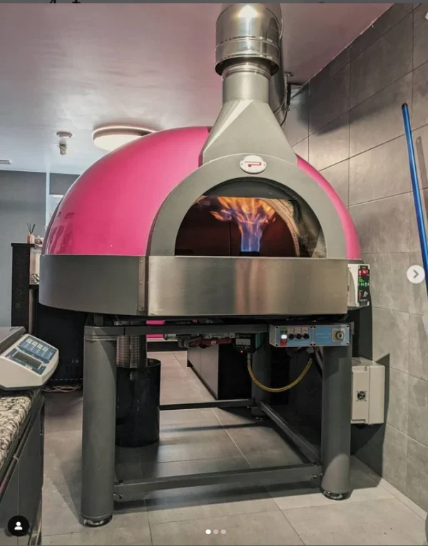 Forno a legna rotativo Joy 110 con calotta in vetroresina rosa