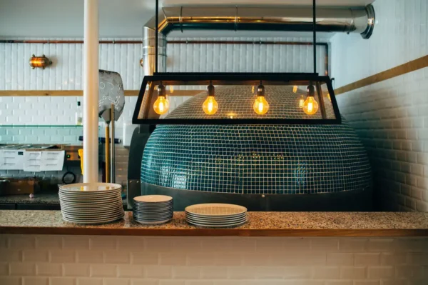 Forno di design per pizzeria a uso combinato legna-gas