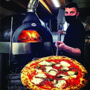 Pizzaiolo con pizza cotta nel forno Pavesi Joy 140 tradizionale