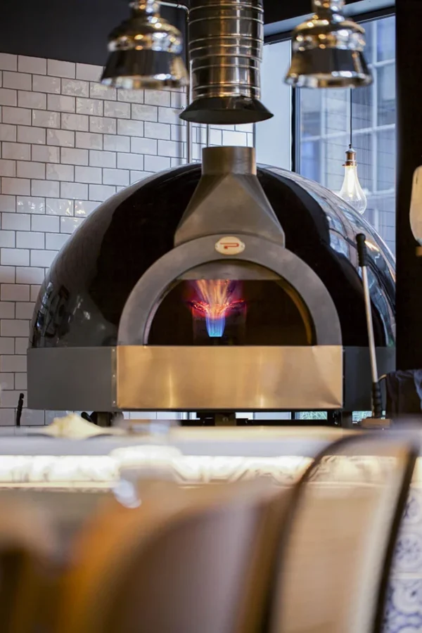 Ristorante a Oslo con forno Joy 110 TW combinato legna-gas