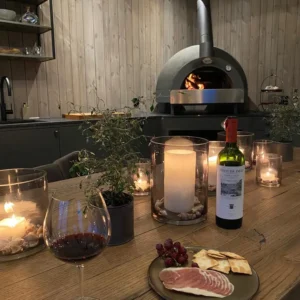 Tavola con forno professionale Joy 90 sullo sfondo