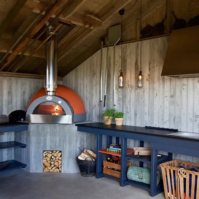 Forno a legna Pavesi con colorazione arancione