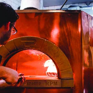 Pizzaiolo che usa forno RPM 140 combinato