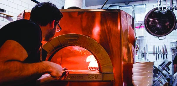 Pizzaiolo che usa forno RPM 140 combinato
